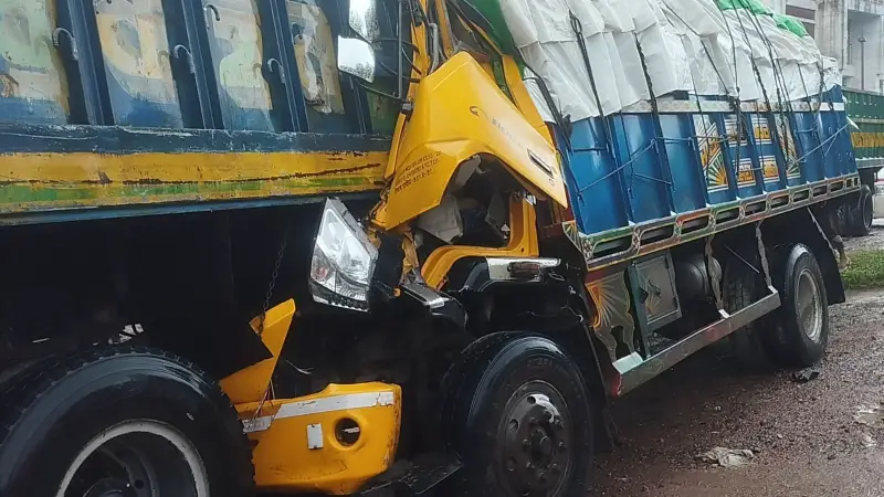 যশোরে দুই ট্রাকের সংঘর্ষে প্রাণ গেল ড্রাইভার ও হেলপারের যশোরে দুই ট্রাকের সংঘর্ষে প্রাণ গেল ড্রাইভার ও হেলপারের