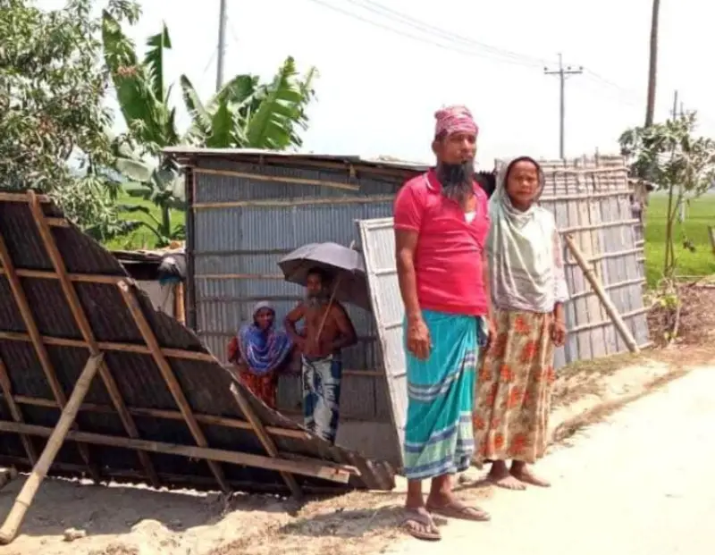 ক্যানেলের পাশে ঝুপড়ি ঘরে মানবেতর জীবন, সরকারি ঘরের আশায় ছুটছেন শেফালী–ছোড়াব দম্পতি! ক্যানেলের পাশে ঝুপড়ি ঘরে মানবেতর জীবন, সরকারি ঘরের আশায় ছুটছেন শেফালী–ছোড়াব দম্পতি!