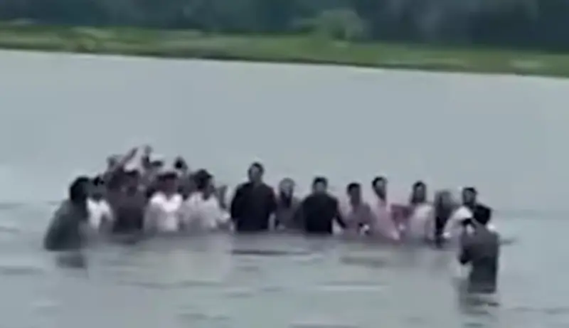 শাপলা স্লোগান দিয়ে নদীতে এনসিপির আহ্বায়কসহ কেন্দ্রীয় নেতৃবৃন্দ শাপলা স্লোগান দিয়ে নদীতে এনসিপির আহ্বায়কসহ কেন্দ্রীয় নেতৃবৃন্দ
