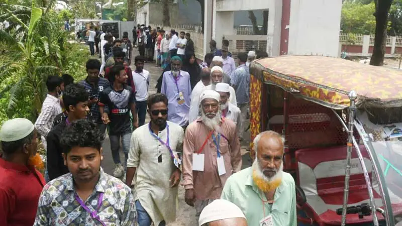 কেন্দ্রের সামনে ভোটার ও বিভিন্ন প্রার্থীর সমর্থকদের ভীড়