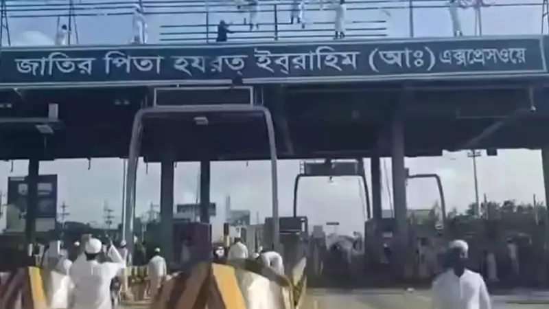 জাতির পিতা বঙ্গবন্ধু এক্সপ্রেসওয়ের নাম মুছে দিলো মাদ্রাসার শিক্ষার্থী জাতির পিতা বঙ্গবন্ধু এক্সপ্রেসওয়ের নাম মুছে দিলো মাদ্রাসার শিক্ষার্থী
