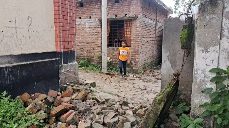 বিদ্যালয়ের দেয়াল ভেঙে জায়গা দখল করে রাস্তা নির্মাণের অভিযোগ বিদ্যালয়ের দেয়াল ভেঙে জায়গা দখল করে রাস্তা নির্মাণের অভিযোগ