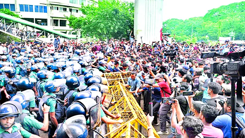 পুলিশ কঠোর অবস্থানে পুলিশ কঠোর অবস্থানে
