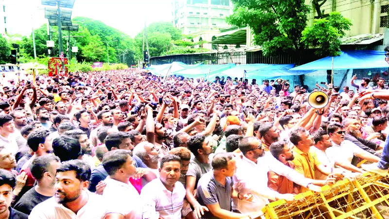 দাবি আদায় না হওয়া পর্যন্ত রাজপথ ছাড়বেন না দাবি আদায় না হওয়া পর্যন্ত রাজপথ ছাড়বেন না