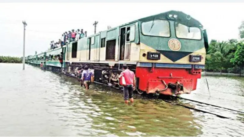 মহাসড়ক ও রেলপথ ডুবে যোগাযোগ বিচ্ছিন্ন
