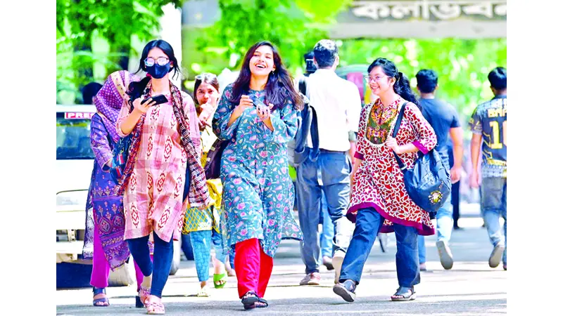 তিন মাস পর ক্লাসে ফিরে উচ্ছ্বসিত শিক্ষার্থীরা তিন মাস পর ক্লাসে ফিরে উচ্ছ্বসিত শিক্ষার্থীরা