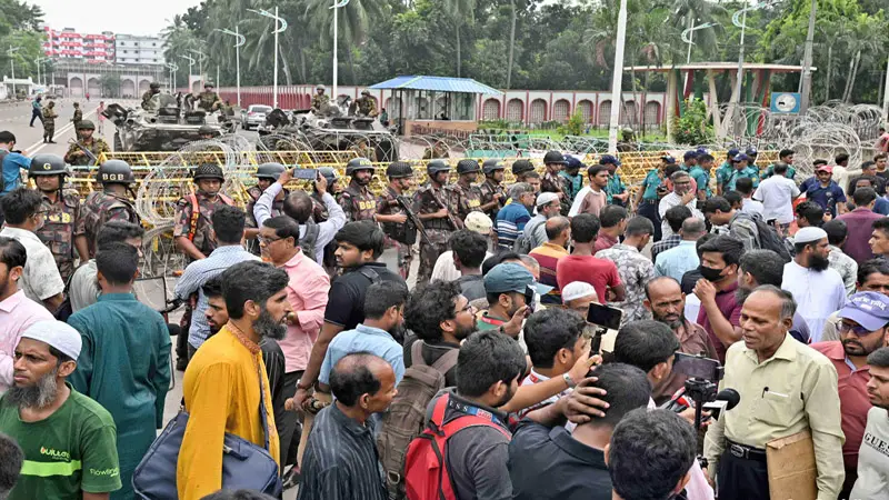 বঙ্গভবনের সামনে নিরাপত্তা জোরদার