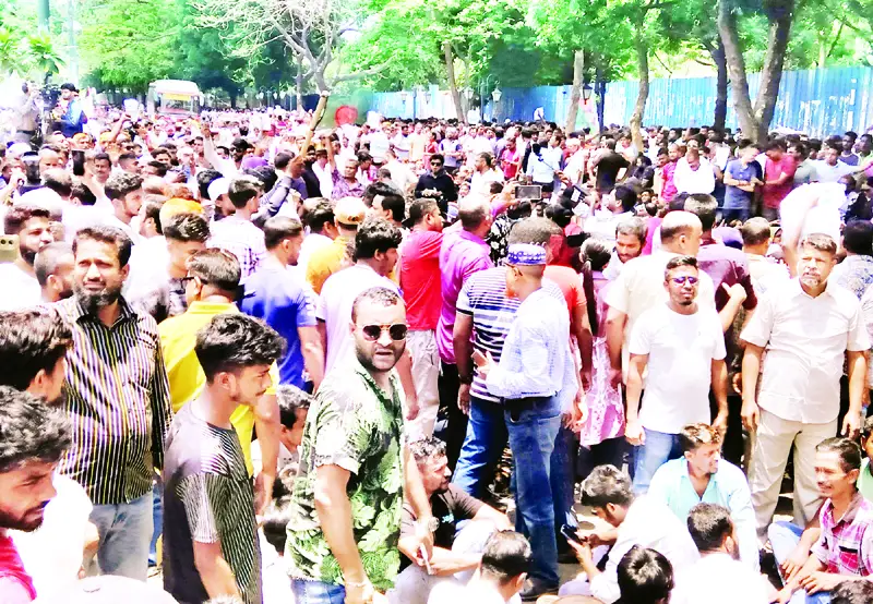 ইশরাককে মেয়র দাবিতে নগর ভবন এলাকায় ব্লকেড পালন ইশরাককে মেয়র দাবিতে নগর ভবন এলাকায় ব্লকেড পালন