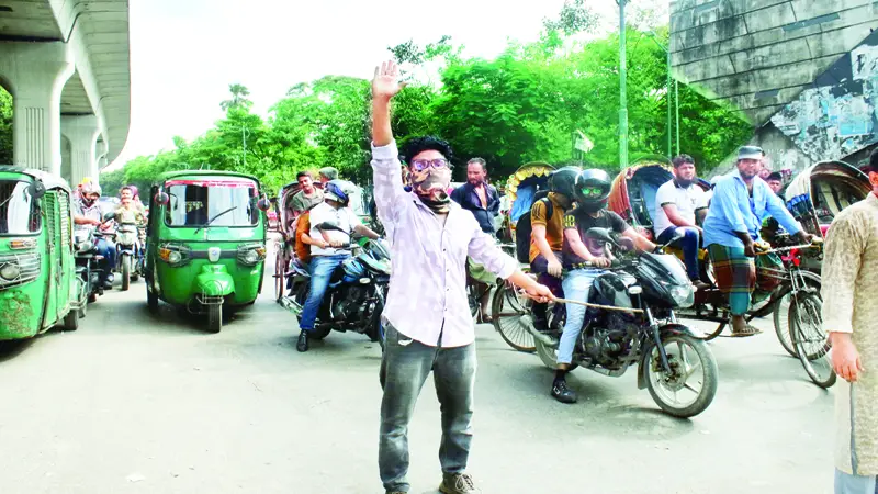 ট্রাফিকের দায়িত্বে ছাত্র-জনতা ট্রাফিকের দায়িত্বে ছাত্র-জনতা