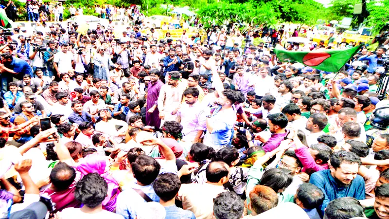 তিন উপদেষ্টার পদত্যাগ, ইসি পুনর্গঠন ও স্থানীয় সরকার নির্বাচন দ্রুত দাব তিন উপদেষ্টার পদত্যাগ, ইসি পুনর্গঠন ও স্থানীয় সরকার নির্বাচন দ্রুত দাব