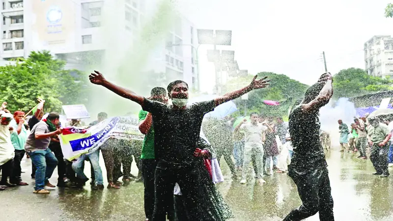 চাকরিচ্যুত বিডিআর সদস্যদের ছত্রভঙ্গ করল পুলিশ চাকরিচ্যুত বিডিআর সদস্যদের ছত্রভঙ্গ করল পুলিশ