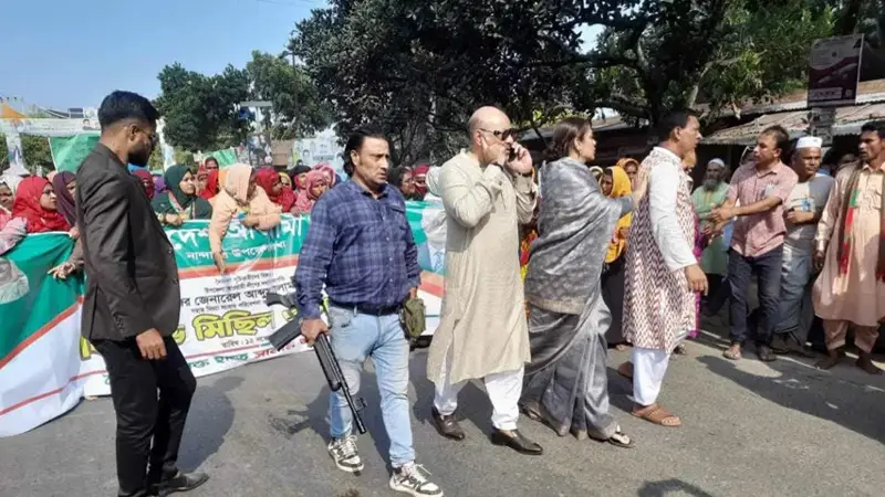 অস্ত্র হাতে পুরানো রূপে আওয়ামী লীগ অস্ত্র হাতে পুরানো রূপে আওয়ামী লীগ