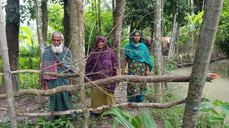 পিরোজপুরে অবরুদ্ধ বয়োবৃদ্ধের পরিবার, বাড়ির রাস্তা কেটে দেওয়া হয়েছে খাল পিরোজপুরে অবরুদ্ধ বয়োবৃদ্ধের পরিবার, বাড়ির রাস্তা কেটে দেওয়া হয়েছে খাল