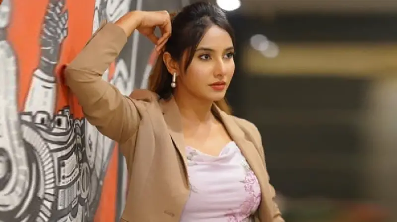 সোশ্যাল মিডিয়া ট্রল নিয়ে মুখ খুললেন অভিনেত্রী ফারিন খান