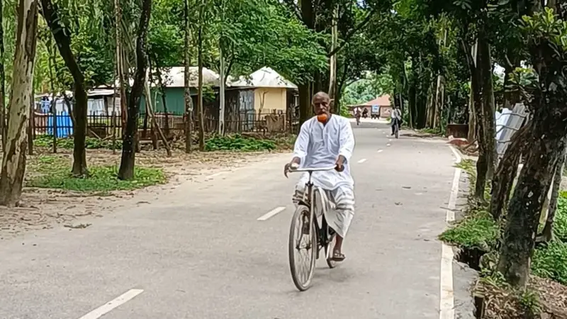 ৮০ বছরেও সাইকেলে ছুটছেন শিক্ষার বাতিঘর বদরুল ইসলাম ৮০ বছরেও সাইকেলে ছুটছেন শিক্ষার বাতিঘর বদরুল ইসলাম