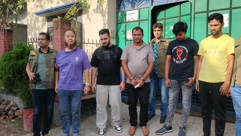 অনলাইন প্রতারণা: গাজীপুরে চায়না নাগরিকসহ পাঁচ প্রতারক গ্রেপ্তার অনলাইন প্রতারণা: গাজীপুরে চায়না নাগরিকসহ পাঁচ প্রতারক গ্রেপ্তার