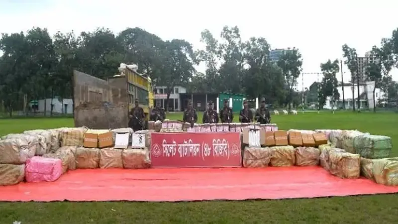বালু ভর্তি ট্রাকে ৩ কোটি টাকার ভারতীয় পণ্য আটক বালু ভর্তি ট্রাকে ৩ কোটি টাকার ভারতীয় পণ্য আটক