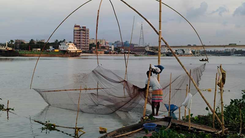 মৌসুমে নদী থেকে মাছ ধরতে ব্যস্ত জেলেরা