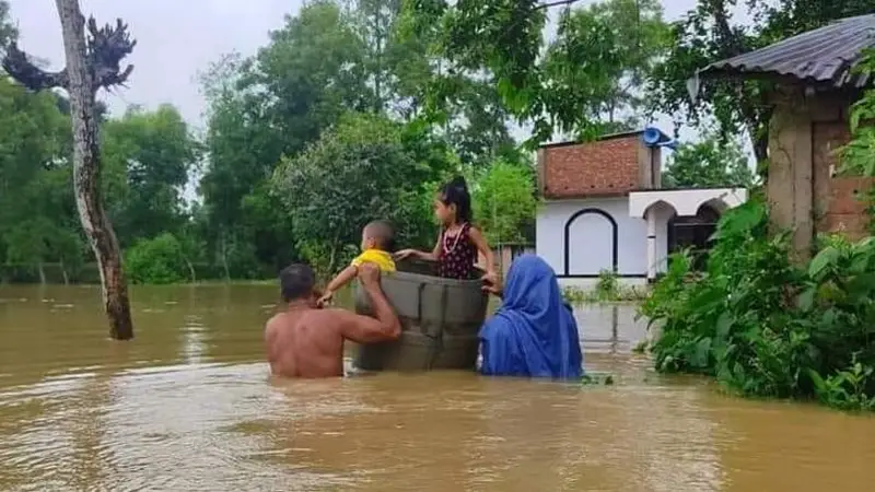 ফেনীতে বন্যা নিয়ন্ত্রণ বাঁধ ভেঙে নতুন নতুন এলাকা প্লাবিত