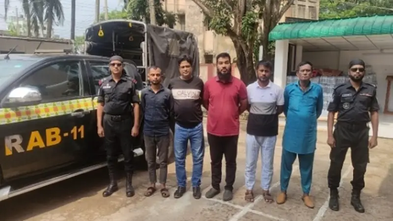 ১০২ কেজি গাঁজাসহ ৫ জন আটক ১০২ কেজি গাঁজাসহ ৫ জন আটক