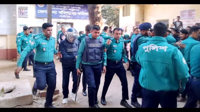 আদালতে মেয়র কিরণকে জুতা-ঝাড়ু নিক্ষেপ আদালতে মেয়র কিরণকে জুতা-ঝাড়ু নিক্ষেপ