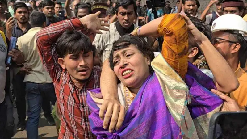 ধানমন্ডিতে ‘আপার বাড়ি’ বলায় এক নারীকে গণপিটুনি ধানমন্ডিতে ‘আপার বাড়ি’ বলায় এক নারীকে গণপিটুনি