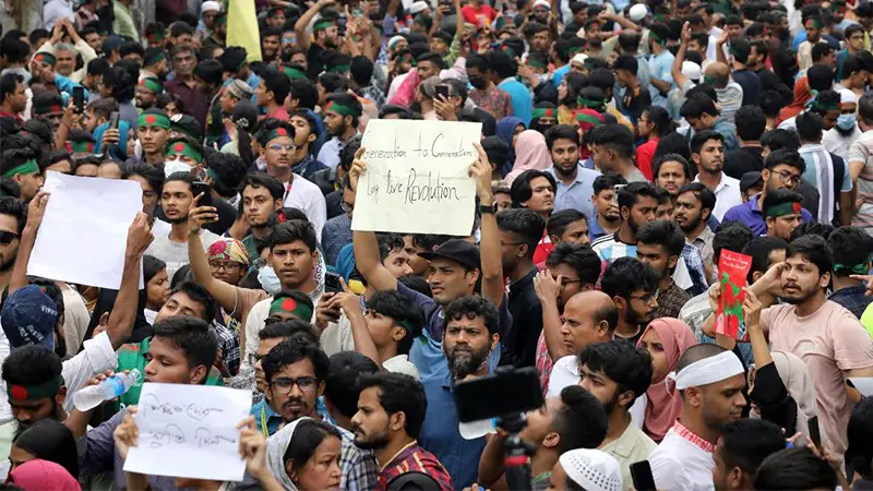 সারাদেশে দিনভর সংঘর্ষে পুলিশ সদস্যসহ ৮৫ জনের প্রাণহানি সারাদেশে দিনভর সংঘর্ষে পুলিশ সদস্যসহ ৮৫ জনের প্রাণহানি