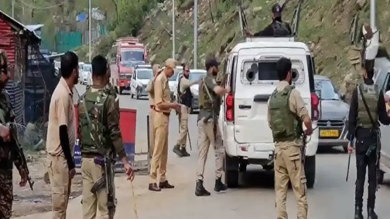 অশান্ত কাশ্মীরে তুমুল লড়াই, পর্যটকসহ বহু হতাহত, মোদির হুঁশিয়ারি! অশান্ত কাশ্মীরে তুমুল লড়াই, পর্যটকসহ বহু হতাহত, মোদির হুঁশিয়ারি!