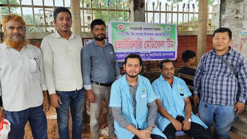 পশুরহাটে তৎপর প্রাণীসম্পদ দপ্তরের ভেটেরিনারি টিমের সদস্যরা পশুরহাটে তৎপর প্রাণীসম্পদ দপ্তরের ভেটেরিনারি টিমের সদস্যরা