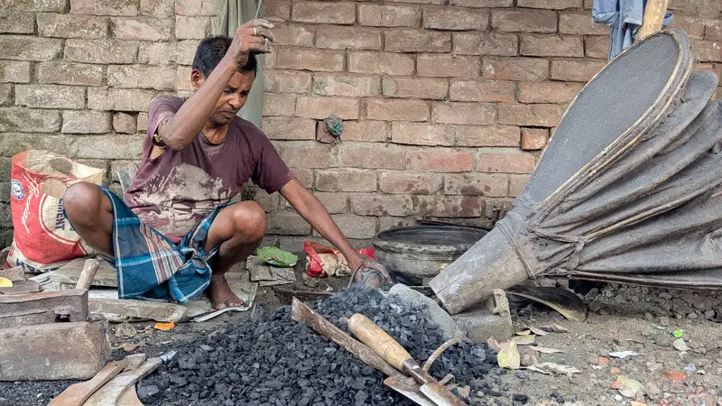 ব্যস্ততায় কামাররা: ঈদ ছাড়া মিলেনা তেমন গ্রাহক, পেশা বদলাচ্ছে অনেকে! ব্যস্ততায় কামাররা: ঈদ ছাড়া মিলেনা তেমন গ্রাহক, পেশা বদলাচ্ছে অনেকে!