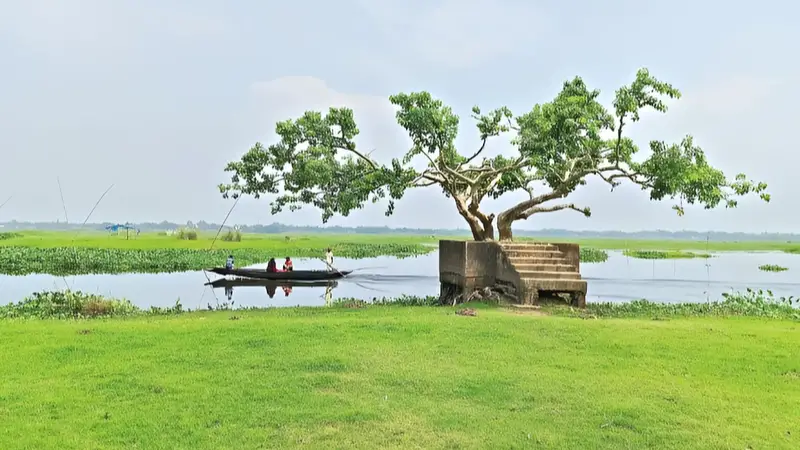 বুড়ি নদীর পাড়ে নিঃশব্দ মুরাদনগরের সিদ্ধিগঞ্জ বাজার বুড়ি নদীর পাড়ে নিঃশব্দ মুরাদনগরের সিদ্ধিগঞ্জ বাজার
