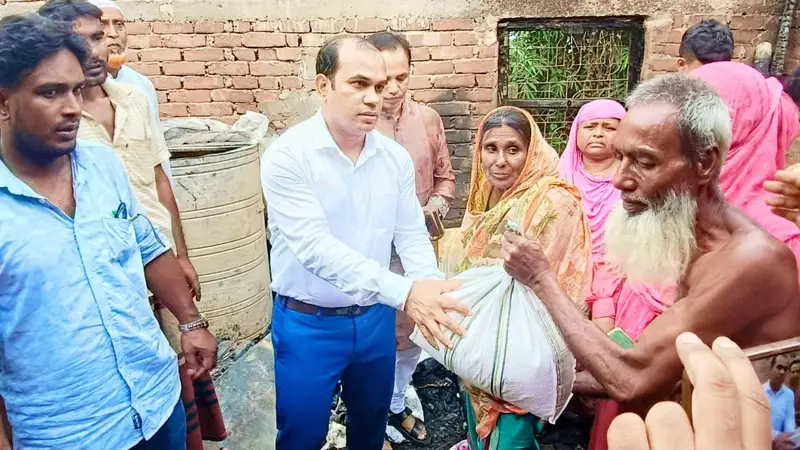 শিবগঞ্জে আগুনে পুড়ে ক্ষতিগ্রস্ত পরিবারের পাশে উপজেলা প্রশাসন শিবগঞ্জে আগুনে পুড়ে ক্ষতিগ্রস্ত পরিবারের পাশে উপজেলা প্রশাসন