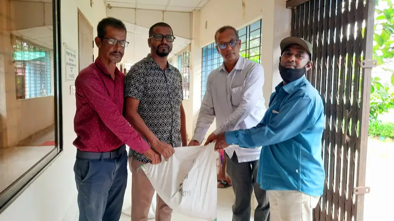 ঈদ উপলক্ষে পত্রিকার হকারদেরকে খাদ্য সামগ্রী উপহার দিলেন ইউএনও ঈদ উপলক্ষে পত্রিকার হকারদেরকে খাদ্য সামগ্রী উপহার দিলেন ইউএনও