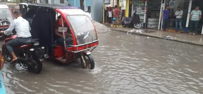ময়মনসিংহে ভারী বর্ষণে হাঁটু পানি, বাড়তি ভাড়ায় নগরবাসীর দুর্ভোগ! ময়মনসিংহে ভারী বর্ষণে হাঁটু পানি, বাড়তি ভাড়ায় নগরবাসীর দুর্ভোগ!