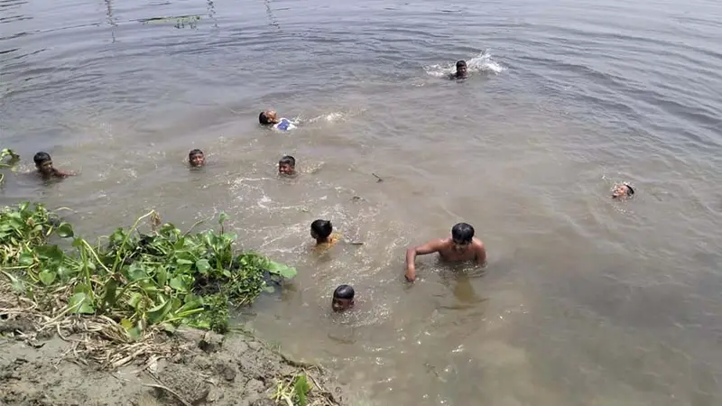 রংপুরে ঈদের ছুটিতে তাপদাহে বিনোদন প্রেমীদের সমস্যার মুখে! রংপুরে ঈদের ছুটিতে তাপদাহে বিনোদন প্রেমীদের সমস্যার মুখে!