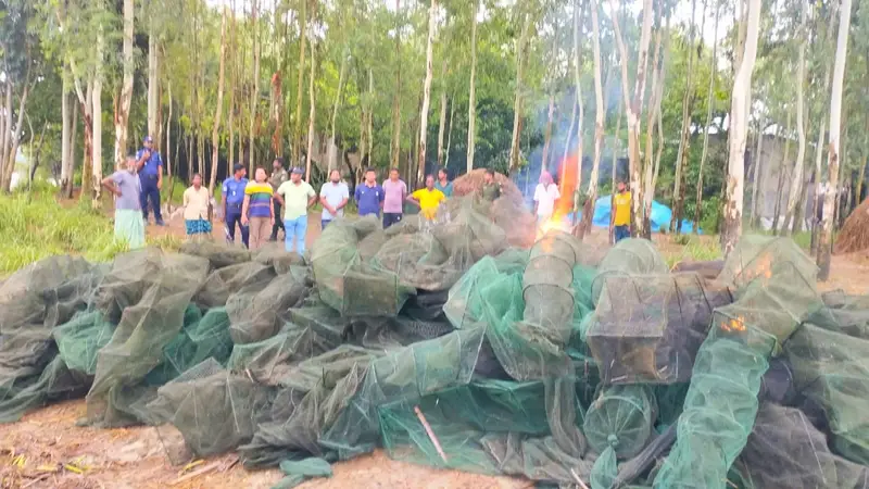 চাটমোহরে অবৈধ চায়না দুয়ারি জাল পুড়িয়ে ধ্বংস চাটমোহরে অবৈধ চায়না দুয়ারি জাল পুড়িয়ে ধ্বংস