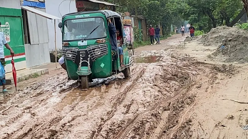 স্বাধীনতার ৫৪ বছরেও ঢাকার পাশে পাকা হয়নি রাস্তা: ২০ হাজার মানুষের নিত্য দুর্ভোগ স্বাধীনতার ৫৪ বছরেও ঢাকার পাশে পাকা হয়নি রাস্তা: ২০ হাজার মানুষের নিত্য দুর্ভোগ
