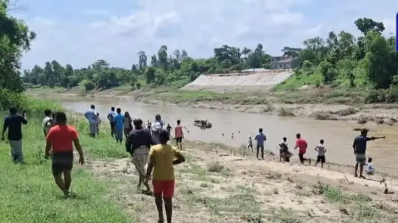 ফটিকছড়িতে নৌকা দিয়ে বালু উত্তোলন: অবৈধভাবে বালি উত্তোলনকারীদের ধাওয়া দিলেন এলাকাবাসী ফটিকছড়িতে নৌকা দিয়ে বালু উত্তোলন: অবৈধভাবে বালি উত্তোলনকারীদের ধাওয়া দিলেন এলাকাবাসী