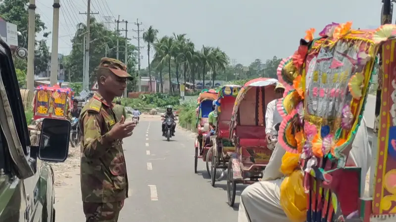 মানিকগঞ্জে সেনাবাহিনীর দায়িত্ব: ঈদযাত্রা ও ভাড়া নিয়ন্ত্রণে মাঠে সেনা বাহিনী মানিকগঞ্জে সেনাবাহিনীর দায়িত্ব: ঈদযাত্রা ও ভাড়া নিয়ন্ত্রণে মাঠে সেনা বাহিনী