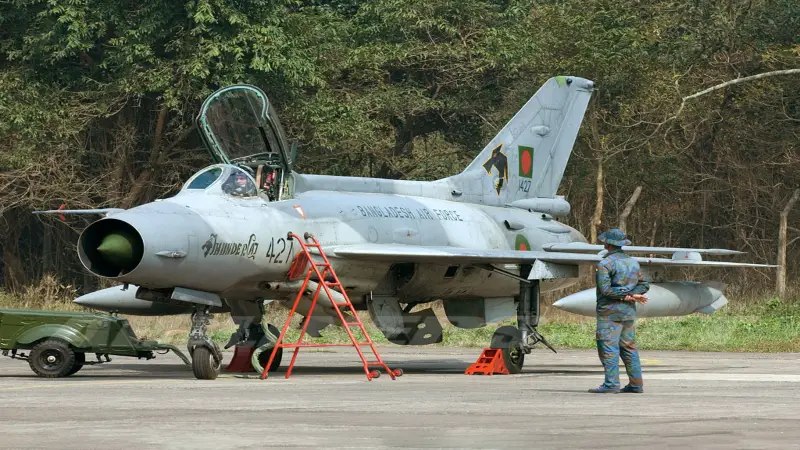 ভয়ংকর দুর্ঘটনার পরও ঢাকায় থাকছে যুদ্ধবিমান ঘাঁটি, জানুন কেন?