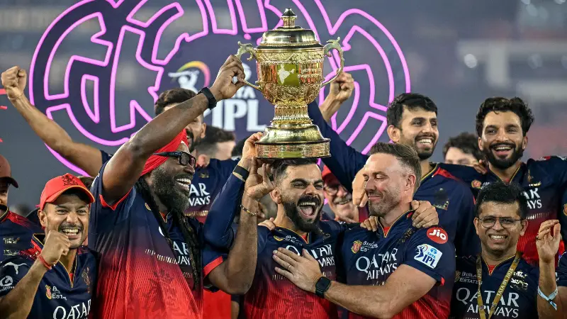 স্টেডিয়ামে ট্রফি নিয়ে উল্লাস ,বাইরে স্বজন বিয়োগের আর্তনাদ স্টেডিয়ামে ট্রফি নিয়ে উল্লাস ,বাইরে স্বজন বিয়োগের আর্তনাদ