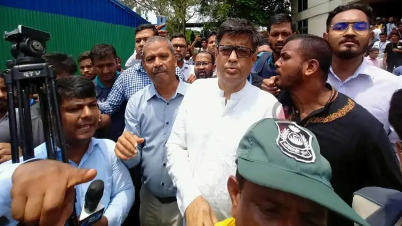সকাল থেকে সন্ধ্যা, চাপের মুখে উপদেষ্টারা অবশেষে মুক্ত