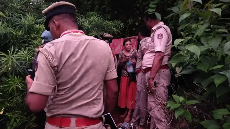 ভারতের গুহা থেকে উদ্ধার রুশ নারী ও দুই সন্তান, রহস্য ঘিরে ধোঁয়াশা ভারতের গুহা থেকে উদ্ধার রুশ নারী ও দুই সন্তান, রহস্য ঘিরে ধোঁয়াশা
