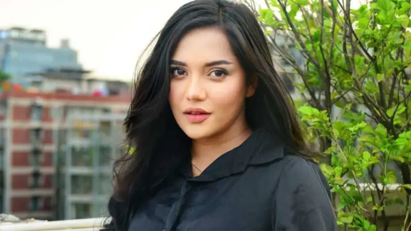 মানুষ এর জীবন টা কেমন জানি অদ্ভুত, কে জানে কাল কী হবে তাও কত কত আশা রাখি মনে: মাহি মানুষ এর জীবন টা কেমন জানি অদ্ভুত, কে জানে কাল কী হবে তাও কত কত আশা রাখি মনে: মাহি