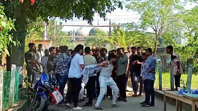 এবার সমন্বয়কদের দুই গ্রুপের সংঘর্ষে আহত - ৫ এবার সমন্বয়কদের দুই গ্রুপের সংঘর্ষে আহত - ৫