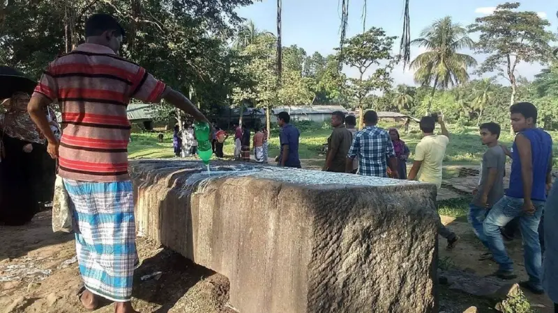 পাথরের গায়ে দুধ ঢাললেই পূরণ হবে মনোবাসনা! পাথরের গায়ে দুধ ঢাললেই পূরণ হবে মনোবাসনা!