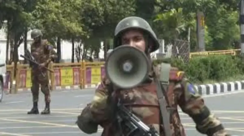 সেনাসদস্যর আন্তরিকতায় হারিয়ে যাওয়া মাকে খুঁজে পেলেন মেয়ে সেনাসদস্যর আন্তরিকতায় হারিয়ে যাওয়া মাকে খুঁজে পেলেন মেয়ে