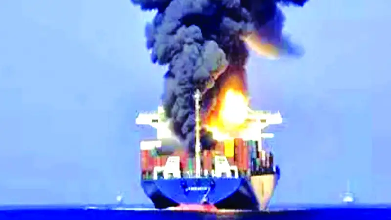 এডেন উপসাগরে জাহাজে ক্ষেপণাস্ত্র হামলায় আগুন এডেন উপসাগরে জাহাজে ক্ষেপণাস্ত্র হামলায় আগুন