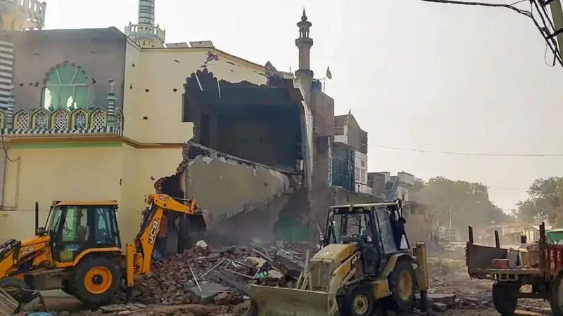 ভারতে ভাঙা হলো ২০০ বছরের পুরোনো মসজিদের একাংশ ভারতে ভাঙা হলো ২০০ বছরের পুরোনো মসজিদের একাংশ