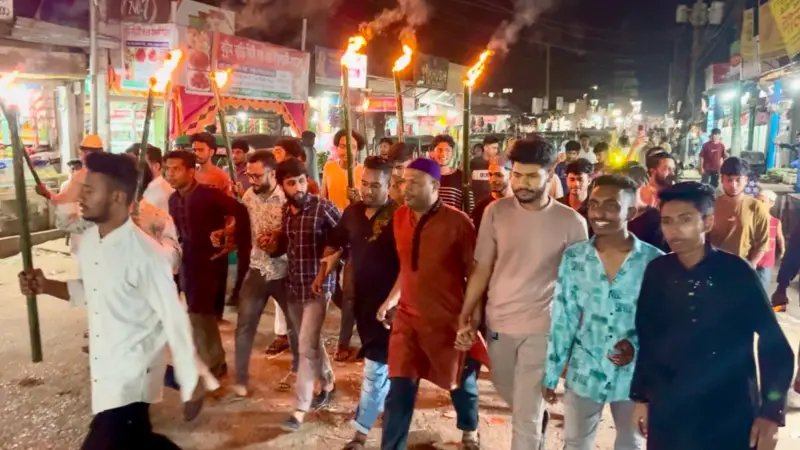 আছিয়ার খুনিদের ফাঁসির দাবিতে মিরপুরে ছাত্রজনতার মশাল মিছিল আছিয়ার খুনিদের ফাঁসির দাবিতে মিরপুরে ছাত্রজনতার মশাল মিছিল